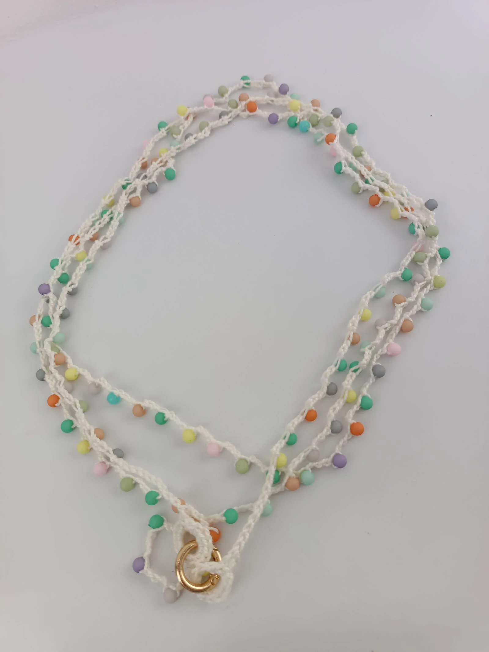Collar largo hecho a mano en crochet